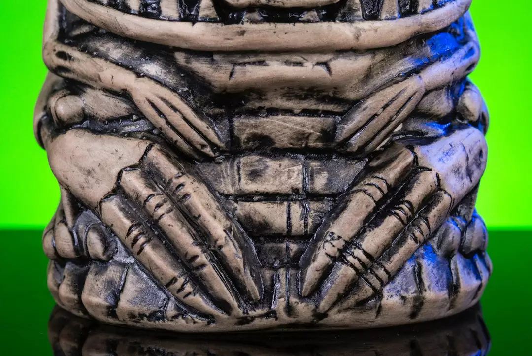 Mondo Tikis Alien Queen Tiki Mug (Xeno Bone Variant) Mondo Tikis Alien Queen Tiki Mug (Xeno Bone Variant)